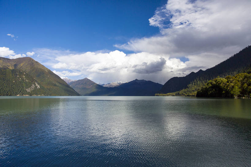 无人,横图,室外,白天,留白,旅游,度假,湖,美景,山,山脉,水,中国,亚洲,曲折,地形,景观,山顶,山坡,水面,云,山谷,云层,娱乐,干净,西藏,树,蓝色,风景,天空,自然,享受,休闲,景色,放松,摄影,宁静,环境,清新,自然风光,自然现象,东亚,西藏自治区,地貌,青藏高原,坎坷,崎岖,地质学,自然地理,彩图,旅行,错高湖,广角,bj175