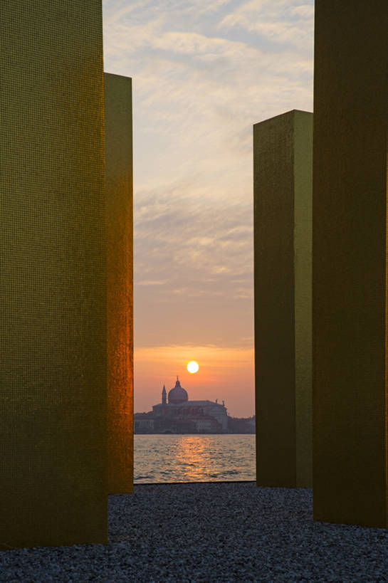 无人,竖图,室外,旅游,度假,日出,名胜古迹,日落,水,太阳,标志建筑,地标,建筑,意大利,欧洲,威尼斯,柱,水面,云,建筑群,地面,娱乐,建设,风景,天空,黄昏,享受,休闲,放松,摄影,宁静,运河,圆顶建筑,意大利文化,欧洲文化,彩图,旅行,金子,建筑结构,bj175