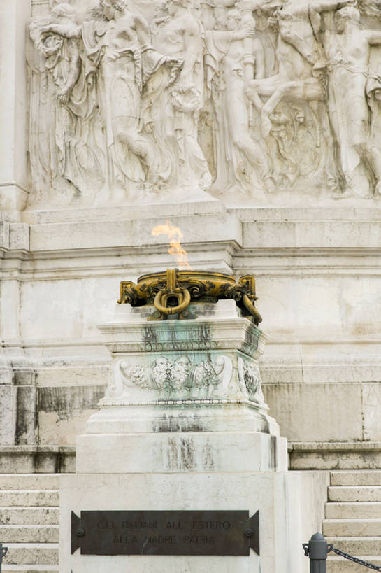 无人,竖图,室外,白天,旅游,度假,名胜古迹,标志建筑,地标,建筑,雕塑,意大利,欧洲,罗马,雕刻,雕像,火焰,建筑群,古典,历史,娱乐,建设,传统,风景,点燃,享受,休闲,放松,摄影,宗教,旧的,古典风格,远古,欧洲文化,威尼斯广场,古代文明,彩图,旅行,传统文化,建筑结构,bj175