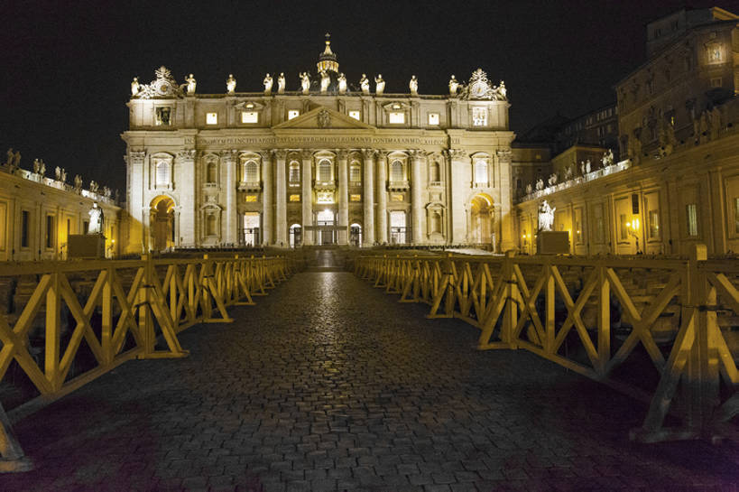 无人,教堂,栏杆,横图,方图,室外,夜晚,旅游,度假,名胜古迹,标志建筑,地标,建筑,欧洲,艺术,装饰,建筑群,过道,圣彼得大教堂,古典,历史,娱乐,建设,传统,风景,天空,享受,休闲,放松,摄影,宗教,照亮,旧的,古典风格,远古,欧洲文化,梵蒂冈城,古代文明,灵性,彩图,旅行,大教堂,传统文化,建筑结构,bj175