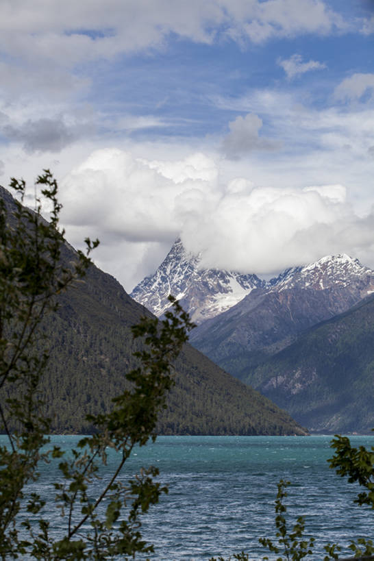 无人,竖图,室外,白天,旅游,度假,湖,美景,名胜古迹,森林,山,山脉,树林,水,雪,雪山,标志建筑,地标,建筑,中国,亚洲,波纹,曲折,遗迹,地形,景观,山顶,山坡,水面,云,建筑群,山谷,云层,古迹,文物,娱乐,干净,建设,古建筑,林芝,西藏,树,蓝色,绿色,风景,天空,自然,享受,休闲,旅游胜地,景色,放松,茂密,摄影,茂盛,宁静,清新,自然风光,古文明,东亚,西藏自治区,地貌,坎坷,崎岖,国家森林公园,地质学,自然地理,彩图,旅行,巴松措,bj175