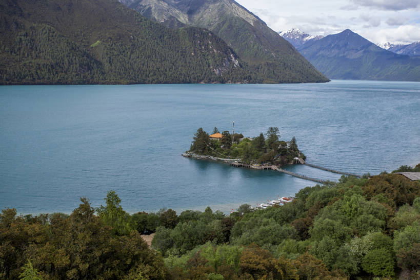 无人,横图,室外,白天,旅游,度假,湖,美景,名胜古迹,森林,山,山脉,树林,水,雪山,标志建筑,地标,建筑,中国,亚洲,曲折,遗迹,岛,地形,景观,山顶,山坡,水面,小岛,云,建筑群,山谷,云层,古迹,文物,娱乐,建设,古建筑,林芝,西藏,树,蓝色,绿色,风景,天空,自然,享受,休闲,旅游胜地,景色,放松,茂密,摄影,茂盛,宁静,清新,自然风光,古文明,东亚,西藏自治区,地貌,坎坷,崎岖,国家森林公园,地质学,自然地理,彩图,旅行,巴松措,bj175