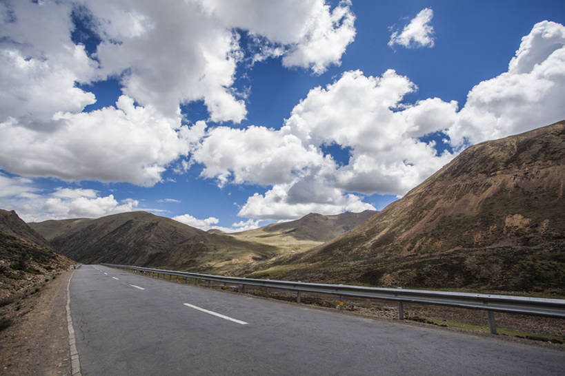 无人,栏杆,横图,室外,白天,旅游,度假,美景,山,山脉,道路,高速公路,路,公路,中国,亚洲,曲折,直线,地形,景观,路边,山顶,山路,山坡,云,分界线,车道,地面,交通,云层,娱乐,西藏,草,蓝色,白色,风景,天空,自然,享受,休闲,景色,放松,摄影,宁静,柏油路,自然风光,国道,沥青,东亚,西藏自治区,地貌,坎坷,崎岖,地质学,自然地理,马路,彩图,旅行,汽车广告背景图,bj175