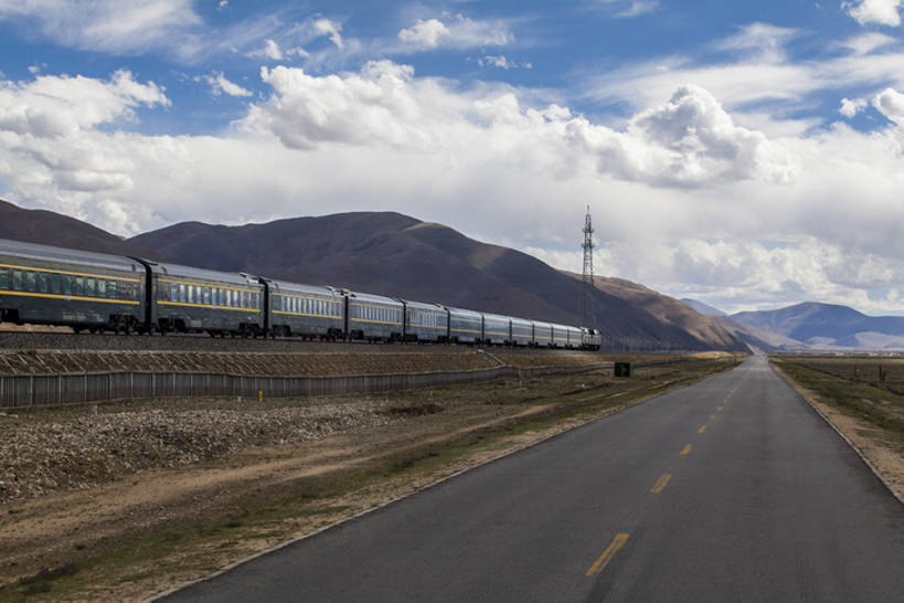 无人,横图,室外,白天,旅游,度假,草地,石头,美景,山,山脉,道路,路,铁路,公路,火车,中国,亚洲,曲折,直线,地形,景观,路边,山顶,云,分界线,车道,轨道,交通,铁轨,云层,娱乐,西藏,草,蓝色,风景,天空,自然,享受,休闲,景色,放松,运输,摄影,宁静,柏油路,环境,公共设施,干旱,自然风光,驾车,客车,沥青,东亚,西藏自治区,地貌,坎坷,崎岖,地质学,自然地理,马路,彩图,旅行,青藏公路,青藏铁路,318国道,汽车广告背景图,bj175