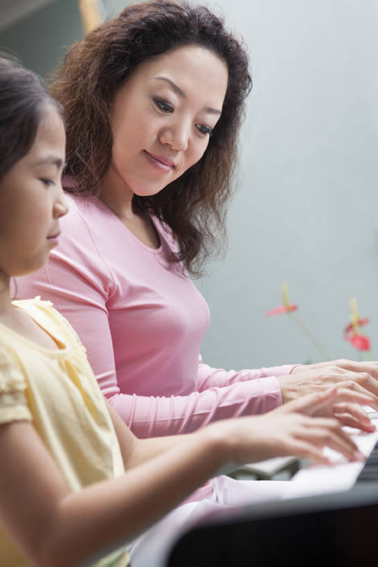 东方人,儿童,成年人,中年人,老年人,两个人,家庭,父母,母亲,女儿,学生,教师,家,微笑,竖图,室内,侧面,快乐,幸福,纯洁,表演,学习,房屋,钢琴,乐器,琴键,音乐,弹奏,玩,演奏,休闲装,小孩,教,休闲,温暖,温馨,母女,一家人,放松,活力,可爱,乐趣,亲密,童年,童趣,弹琴,摄影,生活方式,指导,和睦,专心,知识,键盘乐器,享乐,练习,关爱,亲情,爱好,音乐人,童真,烂漫,无邪,陪同,奏琴,抚琴,技能,陪伴,天真,老年女性,女孩,女人,女性,亚洲人,中国人,孩子,休闲活动,坐着,半身,彩图,欢乐,融洽,二重奏,伴随,bj175