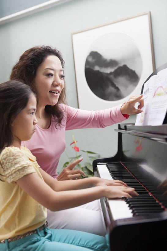 东方人,儿童,成年人,中年人,老年人,两个人,家庭,父母,母亲,女儿,学生,教师,家,微笑,竖图,室内,侧面,快乐,幸福,纯洁,表演,学习,房屋,钢琴,乐谱,乐器,琴键,音乐,弹奏,玩,演奏,休闲装,小孩,教,休闲,温暖,温馨,母女,一家人,放松,活力,可爱,乐趣,亲密,童年,童趣,弹琴,摄影,生活方式,指导,和睦,专心,指着,知识,键盘乐器,享乐,练习,关爱,亲情,房地产,爱好,作画,音乐人,童真,烂漫,无邪,陪同,奏琴,抚琴,技能,陪伴,天真,老年女性,女孩,女人,女性,亚洲人,中国人,孩子,休闲活动,说话,坐着,彩图,欢乐,融洽,伴随,bj175