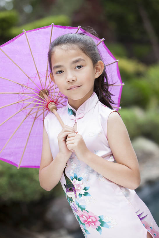 儿童,一个人,微笑,竖图,室外,白天,正面,快乐,幸福,纯洁,仅一个女性,仅一个人,握,旗袍,伞,油纸伞,注视,阳伞,树,小孩,粉色,绿色,观察,看,站着,仅一个小孩,休闲,放松,活力,可爱,乐趣,童年,童趣,握着,摄影,生活方式,观看,察看,享乐,关注,中国文化,肖像,童真,烂漫,无邪,无忧无虑,天真,女孩,女人,女性,孩子,彩图,传统服装,装扮,欢乐,女生,传统文化,bj175