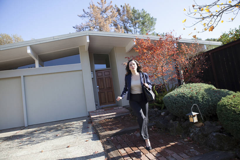 成年人,中年人,老年人,一个人,商务人士,商务女性,家,跑,横图,室外,白天,正面,西装,商务,快乐,幸福,别墅,北京,中国,亚洲,套装,正装,门口,挎包,摄影,生活方式,紧急,房地产,东亚,一套,老年女性,女人,女性,白领,彩图,全身,欢乐,bj175