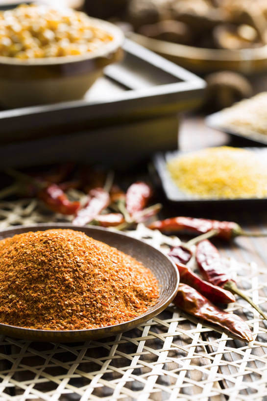 无人,竖图,特写,桌子,辣椒,静物,中国,亚洲,许多,准备,堆叠,丰富,干燥,材料,粉末,篮子,辣椒籽,调料,香料,食品,调味品,很多,餐盘,盘子,碗,粉,南美,摄影,多样,辣椒粉,红辣椒粉,研磨,南美洲,拉丁美洲,美洲,干的,东亚,首府,亚美利加洲,粉状,南亚美利加洲,粉剂,法属圭亚那,卡宴,红辣椒,烹调,彩图,影棚拍摄,成分,bj175