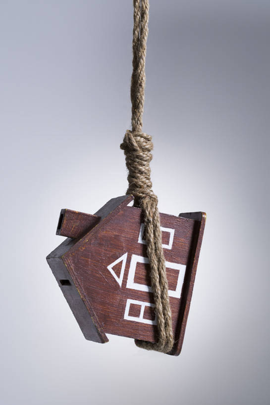 无人,家,花园,竖图,特写,留白,商务,游戏,失败,风险,花圃,静物,玩具,北京,中国,亚洲,吊挂,捆扎,悬挂,灰色背景,小的,房屋,屋子,倾斜,挂,玩,娱乐,现代,楼房,住宅,绳子,休闲,概念,压力,益智,打结,金融,投资,摄影,活动,捆绑,简单,危机,存钱罐,发泄,消遣,智力,房地产,东亚,宣泄,绑缚,想法,绞刑,危险,小花园,玩耍,嬉戏,彩图,影棚拍摄,房子,房价,bj175