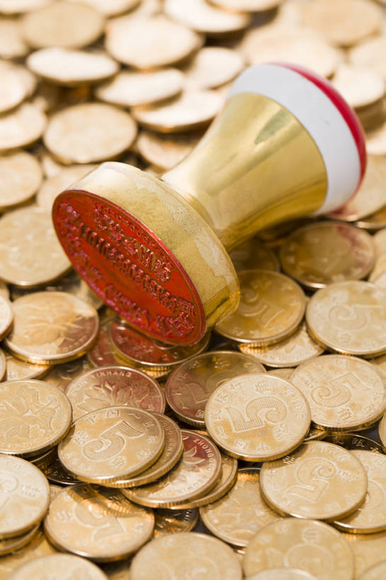 无人,竖图,特写,商务,安全,钱,人民币,静物,北京,中国,亚洲,许多,堆叠,丰富,小的,钱币,办公用品,很多,文具,概念,同意,财富,金融,投资,摄影,经济,堆,印章,办公设备,文具用品,图章,控制,权威,存款,签署,流通,贸易,东亚,文化工具,可靠,橡皮章,鉴定,想法,货币,现金,硬币,彩图,影棚拍摄,全画幅,邮戳,封印,bj175