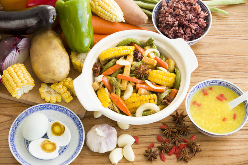 无人,横图,俯视,特写,吃饭,早餐,晚餐,午餐,桌子,胡萝卜,辣椒,茄子,蔬菜,洋葱,静物,餐具,北京,中国,亚洲,准备,丰富,材料,砂锅,调料,调味,生食,熟食,香料,粥,佐料,美味,食品,案板,饮品,稻,鸭蛋,豆角,豇豆,饮食,餐饮,食物,饮料,紫色,盘子,碗,中国菜,茴香,做,健康,素食,摄影,有机食品,蒜瓣,多样,枸杞,八角,八角茴香,大茴香,混合,膳食,可口,清新,中国文化,玉米棒,东亚,健康食物,焖菜,咸鸭蛋,腌制食品,八月珠,舶茴香,大料,作料,适口,稷,青豆,马铃薯,大蒜,烹调,彩图,影棚拍摄,白米粥,成分,bj175