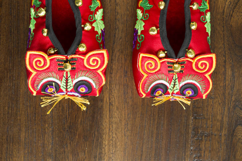 无人,横图,俯视,特写,留白,婴儿服装,纯洁,运气,复古,桌子,静物,鞋子,刺绣,北京,中国,春节,新年,亚洲,花纹,风俗,节日,庆祝,鲜艳,图案,冬天,艺术品,一对,古典,传统,两个,红色,婴儿鞋,工艺品,精神,可爱,童年,童趣,摄影,虎头鞋,褐色背景,婴儿用品,仪式,风格,中国文化,手艺,典礼,古典风格,童真,东亚,烂漫,无邪,制度,美术工艺,天真,彩图,高角度拍摄,影棚拍摄,婴儿服,传统文化,襁褓,bj175