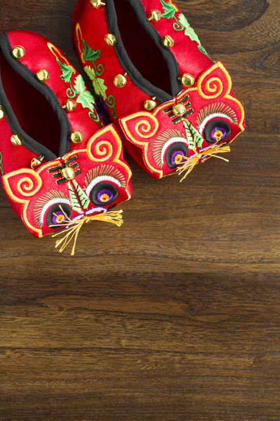 无人,竖图,特写,留白,婴儿服装,纯洁,运气,复古,桌子,静物,鞋子,刺绣,北京,中国,春节,新年,亚洲,花纹,风俗,节日,庆祝,鲜艳,图案,冬天,艺术品,一对,古典,传统,两个,红色,婴儿鞋,工艺品,精神,可爱,童年,童趣,摄影,虎头鞋,褐色背景,婴儿用品,仪式,风格,中国文化,手艺,典礼,古典风格,童真,东亚,烂漫,无邪,制度,美术工艺,天真,彩图,高角度拍摄,影棚拍摄,婴儿服,传统文化,襁褓,bj175