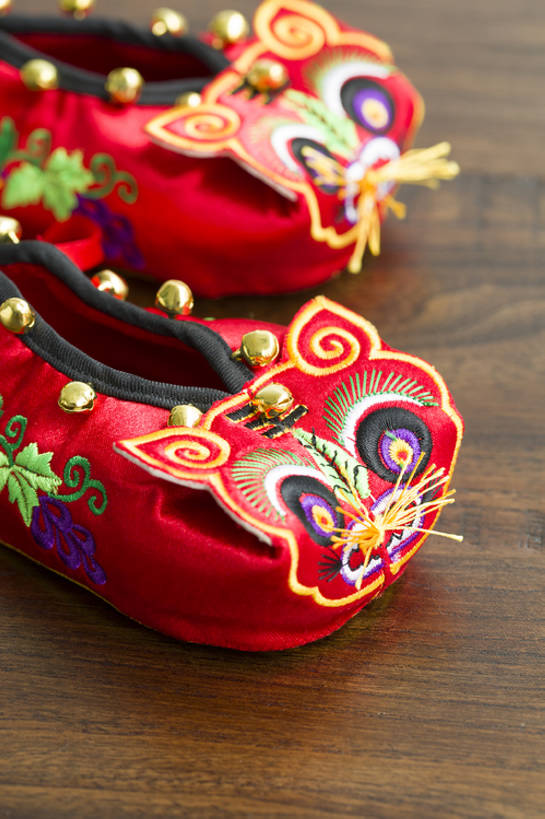 无人,竖图,特写,留白,婴儿服装,纯洁,运气,复古,桌子,静物,鞋子,刺绣,北京,中国,春节,新年,亚洲,花纹,风俗,节日,庆祝,鲜艳,图案,冬天,艺术品,一对,古典,传统,两个,红色,婴儿鞋,工艺品,精神,可爱,童年,童趣,摄影,虎头鞋,褐色背景,婴儿用品,仪式,风格,中国文化,手艺,典礼,古典风格,童真,东亚,烂漫,无邪,制度,美术工艺,天真,彩图,影棚拍摄,婴儿服,传统文化,襁褓,bj175