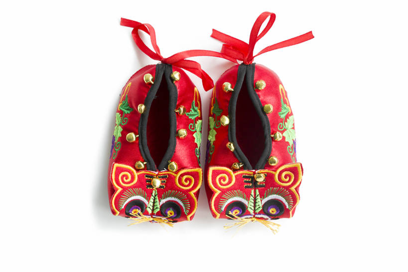 无人,横图,俯视,特写,留白,抠图,白色背景,婴儿服装,纯洁,运气,复古,静物,鞋子,刺绣,北京,中国,春节,新年,亚洲,花纹,风俗,节日,庆祝,鲜艳,图案,冬天,艺术品,一对,古典,传统,两个,红色,婴儿鞋,工艺品,精神,可爱,童年,童趣,摄影,虎头鞋,婴儿用品,仪式,风格,中国文化,手艺,典礼,古典风格,童真,东亚,烂漫,无邪,制度,美术工艺,天真,彩图,高角度拍摄,影棚拍摄,婴儿服,传统文化,襁褓,bj175