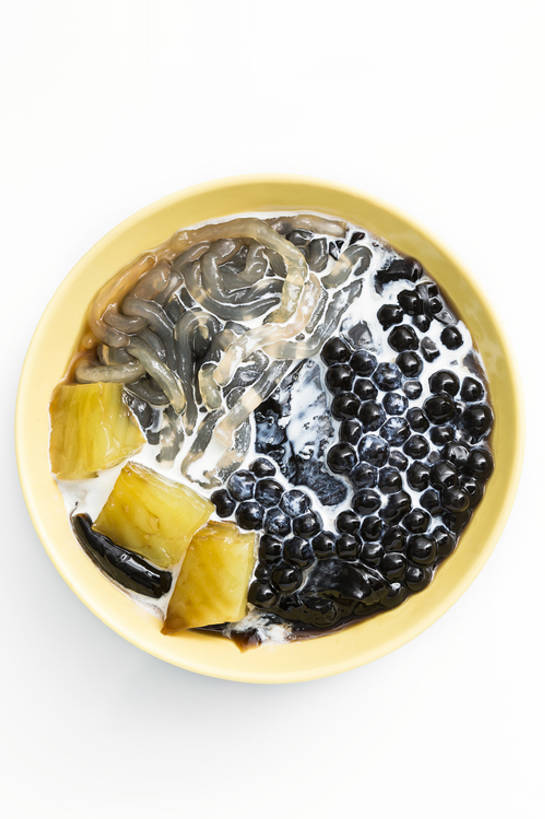 点心,牛奶,无人,竖图,俯视,特写,留白,抠图,白色背景,静物,北京,中国,亚洲,融化,材料,美味,食品,甜点,甜品,饮品,粉丝,饮食,食物,糕点,饮料,碗,甜食,健康,摄影,有机食品,混合,可口,清新,东亚,健康食物,适口,甘薯,彩图,影棚拍摄,仙草冻,bj175