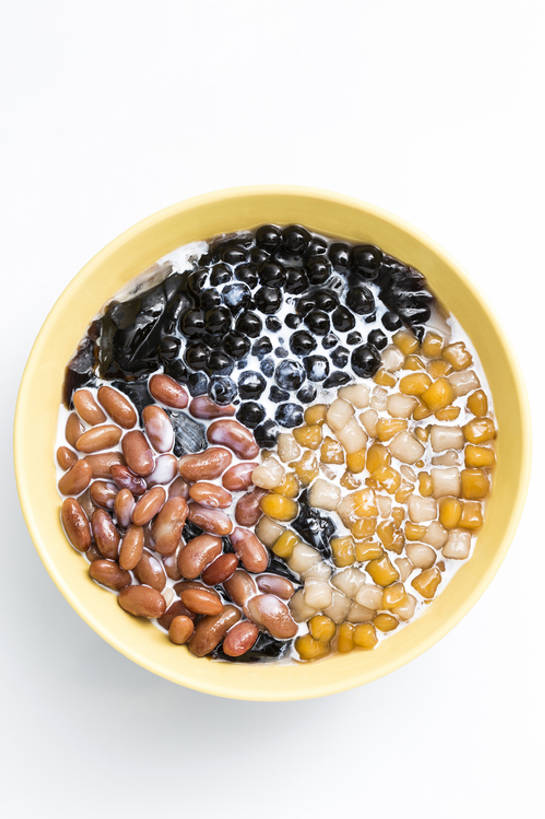 点心,牛奶,无人,竖图,俯视,特写,留白,抠图,白色背景,豆,静物,北京,中国,亚洲,融化,材料,美味,食品,甜点,甜品,饮品,饮食,食物,糕点,饮料,碗,甜食,健康,摄影,有机食品,混合,可口,清新,东亚,健康食物,适口,彩图,影棚拍摄,芋圆,仙草冻,bj175