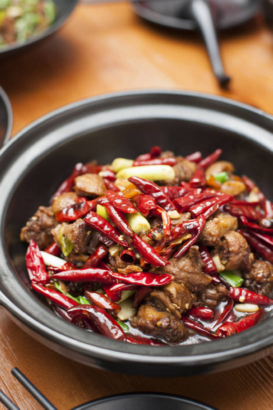 无人,竖图,特写,吃饭,晚餐,午餐,桌子,鸡,静物,餐具,北京,中国,亚洲,炖锅,调料,肉,熟食,香料,美味,食品,饮品,传统,饮食,餐饮,食物,饮料,中国菜,陶器,摄影,有机食品,膳食,可口,清新,中国文化,肉制品,东亚,主菜,焖菜,适口,湘菜,红辣椒,彩图,高角度拍摄,传统文化,bj175