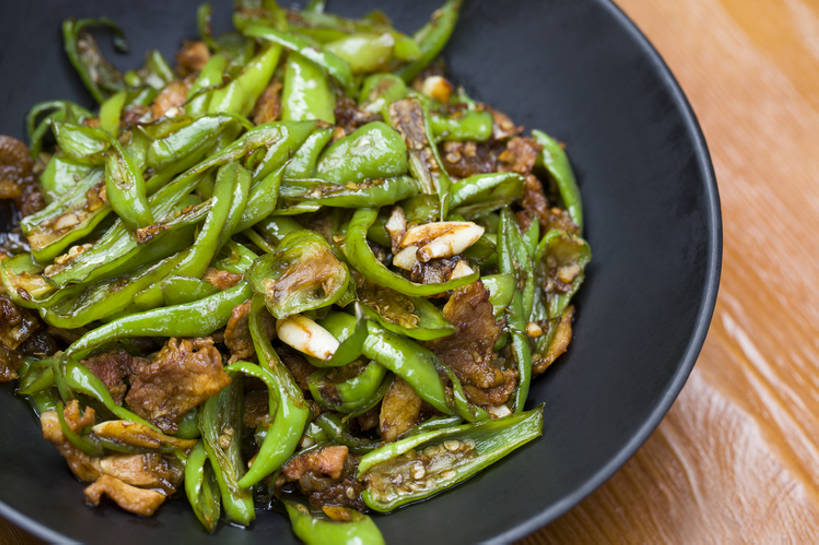 无人,横图,特写,吃饭,烹饪,中餐,晚餐,午餐,桌子,辣椒,蔬菜,静物,餐具,北京,中国,亚洲,新鲜,炒,青椒,炒菜,调料,肉,熟食,香料,料理,美味,食品,饮品,传统,猪肉,小炒肉,菜肴,美食,肉类,饮食,餐饮,食物,饮料,盘子,中国菜,健康,中式,陶器,摄影,佳肴,有机食品,绿色食品,中华料理,部分,膳食,可口,清新,中国文化,五花肉,川菜,肉食,肉制品,东亚,主菜,健康食物,辣角,红海椒,大椒,辣虎,广椒,豚肉,菜椒,适口,四川菜,湘菜,肋条肉,三层肉,甜椒,柿子椒,辣子,红辣椒,海椒,番椒,灯笼椒,大蒜,彩图,高角度拍摄,传统文化,bj175