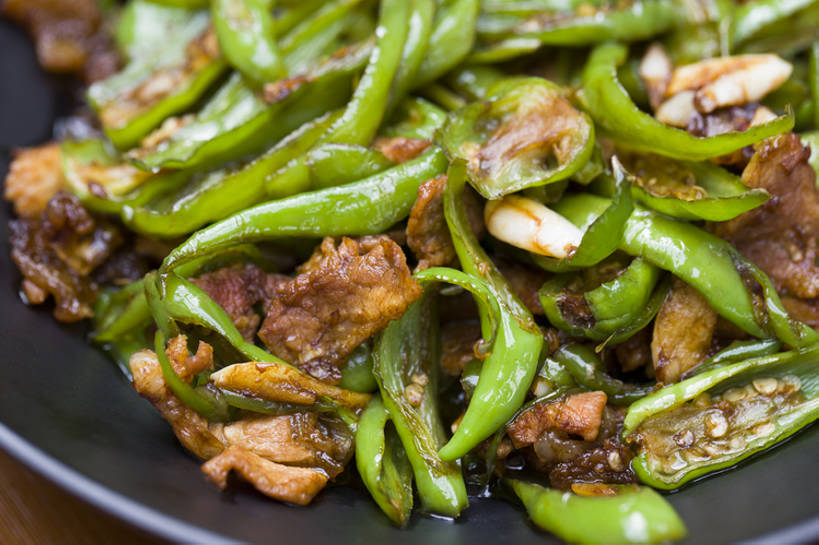 无人,横图,特写,吃饭,烹饪,中餐,晚餐,午餐,桌子,辣椒,蔬菜,静物,餐具,北京,中国,亚洲,新鲜,炒,青椒,炒菜,调料,肉,熟食,香料,料理,美味,食品,饮品,传统,猪肉,小炒肉,菜肴,美食,肉类,饮食,餐饮,食物,饮料,盘子,中国菜,健康,中式,陶器,摄影,佳肴,有机食品,绿色食品,中华料理,部分,膳食,可口,清新,中国文化,五花肉,川菜,肉食,肉制品,东亚,主菜,健康食物,辣角,红海椒,大椒,辣虎,广椒,豚肉,菜椒,适口,四川菜,湘菜,肋条肉,三层肉,甜椒,柿子椒,辣子,红辣椒,海椒,番椒,灯笼椒,大蒜,彩图,高角度拍摄,传统文化,bj175