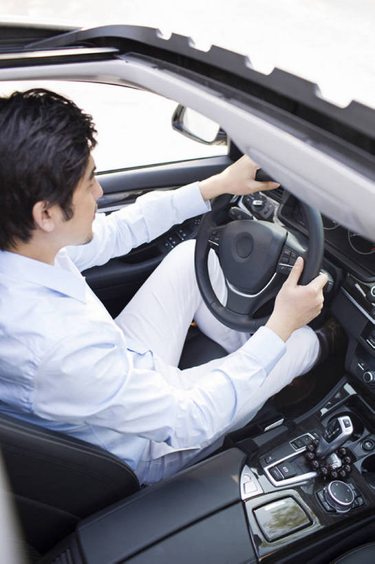 东方人,成年人,一个人,司机,竖图,室外,白天,侧面,衬衫,窗户,城市,汽车,北京,中国,亚洲,仅一个男性,仅一个人,握,天窗,机动车,现代,玻璃窗,座位,车,仅一个年轻男性,方向盘,交通工具,轿车,开车,休闲,舒服,握着,运输,摄影,生活方式,便利,舒适,成就,载具,驾驶室,驾车,豪华轿车,车座,汽车部件,驾驶座,东亚,变速杆,男人,男性,年轻男性,亚洲人,中国人,年轻人,坐着,彩图,高角度拍摄,开领,家用车,bj175