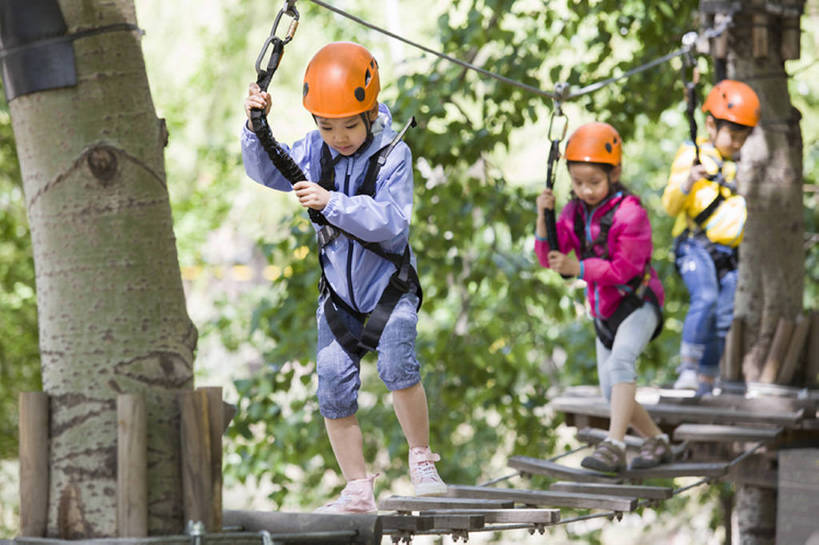 东方人,儿童,三个人,兄弟,姐妹,公园,站,微笑,横图,室外,白天,正面,旅游,度假,快乐,自由,友谊,幸福,纯洁,安全,运动,信心,建材,美景,树林,建筑,北京,日光,中国,亚洲,一排,吊挂,握,悬挂,整齐,材料,木板,木材,头盔,景观,桥,郊区,训练,挂,玩,休闲装,娱乐,现代,木柴,树,树干,树叶,排列,小孩,绿色,风景,自然,绳子,索桥,夏天,站着,享受,休闲,独立,健康,景色,放松,活力,季节,可爱,平衡,亲密,童年,童趣,握着,摄影,建造,吊桥,木料,生长,生活方式,保护,动作,专心,享乐,敏捷,队列,自然风光,户外活动,挑战,树梢,童真,东亚,烂漫,无邪,陪同,安全绳,勇气,陪伴,无忧无虑,冒险,天真,危险,男孩,男人,男性,女孩,亚洲人,中国人,孩子,休闲活动,步行,站立,彩图,全身,欢乐,绳桥,滑索,男生,林区,横越,伴随,超越障碍训练场,bj175