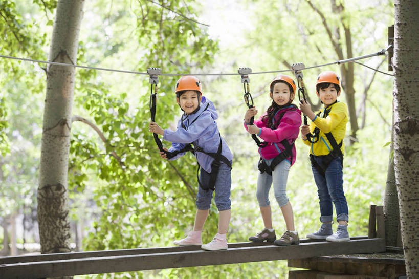 东方人,儿童,三个人,兄弟,姐妹,公园,站,笑,微笑,露齿笑,横图,室外,白天,侧面,旅游,度假,快乐,自由,友谊,幸福,纯洁,安全,运动,团队,信心,建材,美景,树林,建筑,北京,日光,中国,亚洲,一排,吊挂,连接,握,悬挂,整齐,材料,木板,木材,头盔,景观,桥,郊区,训练,挂,玩,注视,休闲装,娱乐,现代,木柴,树,树干,树叶,排列,小孩,绿色,风景,自然,绳子,索桥,夏天,观察,看,站着,享受,休闲,独立,健康,景色,放松,活力,季节,可爱,平衡,亲密,童年,童趣,握着,摄影,建造,吊桥,木料,生长,生活方式,观看,保护,动作,察看,享乐,合影,敏捷,队列,关爱,关注,自然风光,户外活动,挑战,树梢,童真,东亚,烂漫,无邪,陪同,安全绳,勇气,陪伴,无忧无虑,冒险,天真,危险,男孩,男人,男性,女孩,亚洲人,中国人,孩子,休闲活动,站立,彩图,全身,欢乐,绳桥,滑索,男生,林区,横越,伴随,超越障碍训练场,bj175