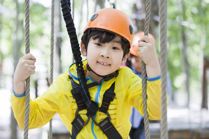 东方人,儿童,两个人,公园,站,笑,微笑,露齿笑,横图,室外,白天,正面,旅游,度假,快乐,自由,幸福,纯洁,安全,运动,信心,美景,树林,北京,中国,亚洲,吊挂,握,悬挂,头盔,景观,桥,郊区,训练,挂,玩,注视,休闲装,娱乐,现代,树,树干,小孩,风景,自然,绳子,索桥,夏天,观察,看,站着,享受,休闲,独立,健康,景色,放松,活力,季节,可爱,平衡,童年,童趣,握着,摄影,吊桥,生长,生活方式,观看,保护,动作,察看,享乐,敏捷,关注,自然风光,肖像,户外活动,挑战,树梢,童真,东亚,烂漫,无邪,安全绳,勇气,无忧无虑,冒险,天真,危险,男孩,男人,男性,女孩,亚洲人,中国人,孩子,休闲活动,步行,站立,半身,彩图,欢乐,绳桥,滑索,男生,林区,横越,超越障碍训练场,bj175