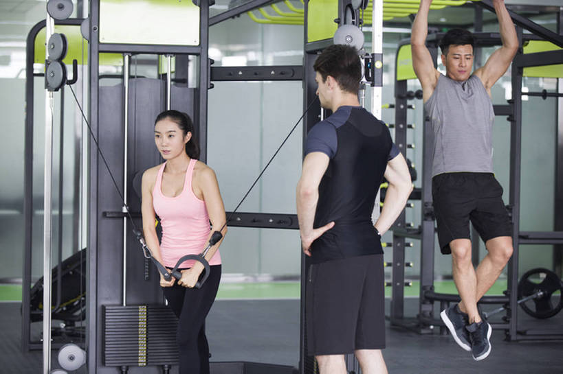 东方人,成年人,肌肉,健壮,三个人,教师,运动员,健身房,拉,引体向上,横图,室内,白天,正面,运动服,锻炼,运动,信心,城市,北京,中国,亚洲,握,短裤,服装,背心,训练,运动器械,现代,手叉腰,衣服,绳子,教,站着,教练,健康,短袖,健身器械,活力,力量,握着,摄影,服饰,生活方式,指导,协助,动作,马尾辫,酷,练习,衣着,穿着,决心,努力,爱好,苗条,健身器材,塑身,弹性,东亚,阻力带,衣饰,教员,男人,男性,年轻男性,年轻女性,女人,女性,白种人,亚洲人,中国人,年轻人,老师,彩图,先生,教练员,教练者,运动器材,运动装,健身俱乐部,拉力带,瑜伽伸展带,bj175