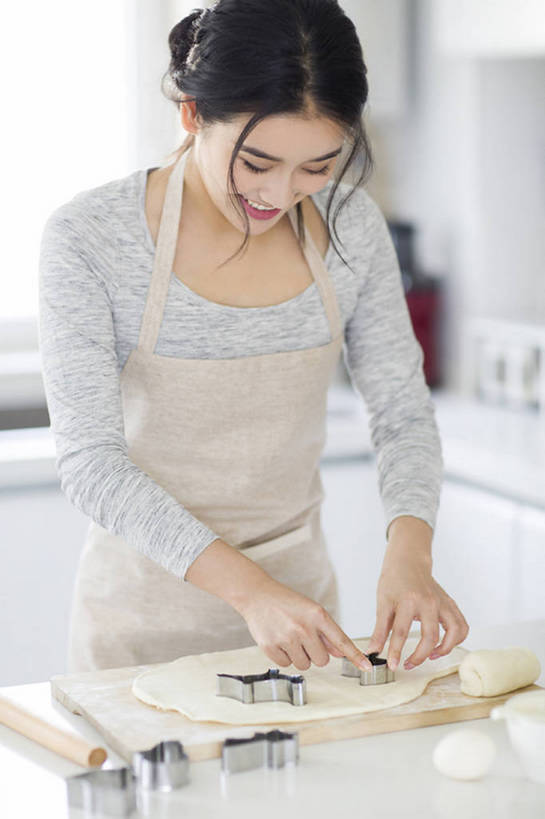 点心,东方人,成年人,一个人,家庭,家庭主妇,家,笑,微笑,露齿笑,竖图,室内,白天,正面,烘焙,快乐,幸福,厨房,城市,建筑,杯子,北京,中国,亚洲,仅一个年轻女性,仅一个女性,仅一个人,握,擀面杖,围裙,房屋,灶台,公寓,鸡蛋,食品,甜点,甜品,案板,饮品,注视,休闲装,现代,饮食,食物,糕点,饮料,饼干,甜食,观察,看,站着,做,休闲,健康,温暖,温馨,一家人,卡通,握着,摄影,生活方式,模具,观看,和睦,察看,享乐,关注,可口,房地产,家居服,东亚,面团分切机,健康食物,适口,年轻女性,女人,女性,亚洲人,中国人,年轻人,烹调用具,烹调,半身,彩图,欢乐,融洽,小麦面粉,bj175