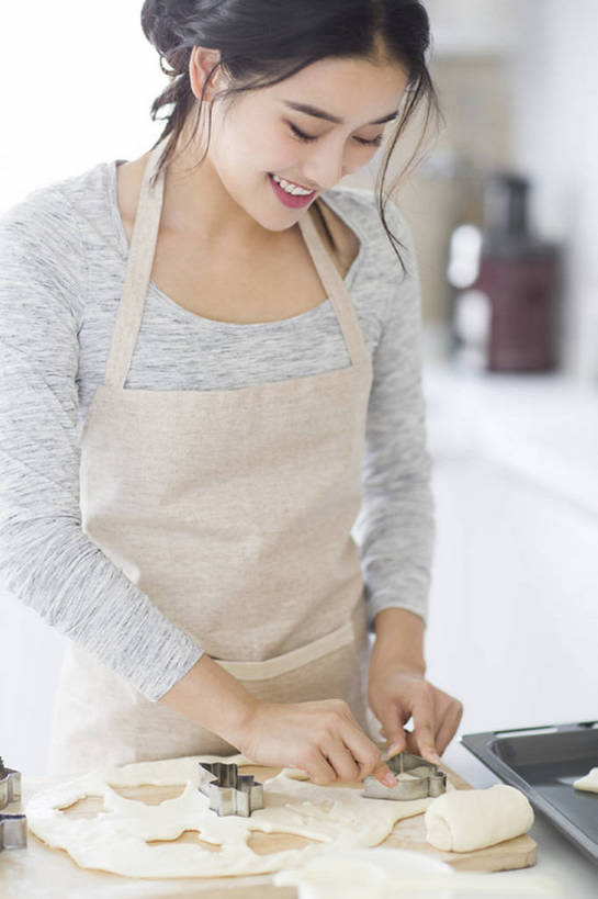 点心,东方人,成年人,一个人,家庭,家庭主妇,家,笑,微笑,露齿笑,竖图,室内,白天,正面,烘焙,快乐,幸福,厨房,城市,建筑,北京,中国,亚洲,仅一个年轻女性,仅一个女性,仅一个人,握,围裙,房屋,灶台,公寓,食品,甜点,甜品,案板,饮品,注视,休闲装,现代,饮食,食物,糕点,饮料,饼干,甜食,观察,看,站着,做,休闲,健康,温暖,温馨,一家人,卡通,握着,摄影,生活方式,模具,观看,和睦,察看,享乐,关注,可口,房地产,家居服,东亚,面团分切机,健康食物,适口,年轻女性,女人,女性,亚洲人,中国人,年轻人,烹调用具,烹调,半身,彩图,欢乐,融洽,小麦面粉,bj175