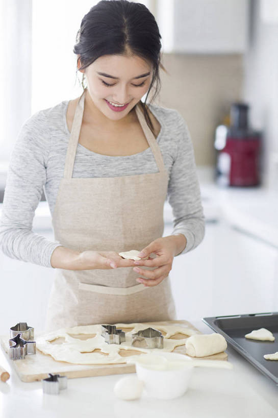 点心,东方人,成年人,一个人,家庭,家庭主妇,家,笑,微笑,露齿笑,竖图,室内,白天,正面,烹饪,烘焙,快乐,幸福,厨房,城市,建筑,厨具,北京,中国,亚洲,仅一个年轻女性,仅一个女性,仅一个人,握,烤盘,盘,围裙,房屋,灶台,公寓,鸡蛋,食品,甜点,甜品,案板,饮品,注视,休闲装,现代,饮食,食物,糕点,饮料,盘子,碗,饼干,甜食,观察,看,站着,做,休闲,健康,温暖,温馨,一家人,卡通,握着,摄影,生活方式,模具,观看,和睦,察看,享乐,关注,可口,房地产,家居服,东亚,面团分切机,烹饪用具,健康食物,适口,年轻女性,女人,女性,亚洲人,中国人,年轻人,烹调用具,烹调,半身,彩图,欢乐,融洽,小麦面粉,bj175