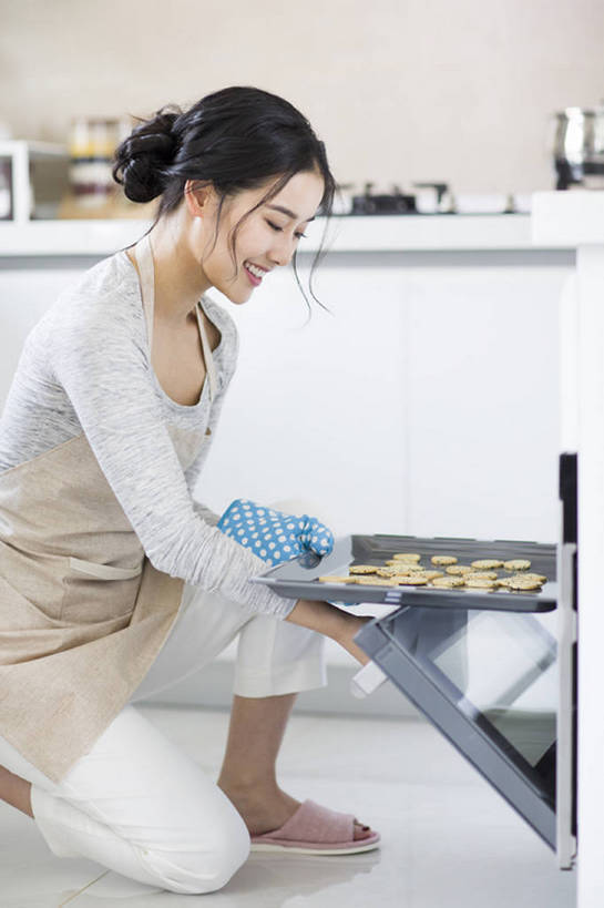 点心,东方人,成年人,一个人,家庭,家庭主妇,家,蹲,笑,微笑,露齿笑,竖图,室内,白天,侧面,烹饪,烘焙,快乐,幸福,厨房,城市,建筑,厨具,北京,中国,亚洲,仅一个年轻女性,仅一个女性,仅一个人,握,开,烤炉,烤盘,盘,围裙,房屋,灶台,公寓,美味,食品,甜点,甜品,饮品,休闲装,现代,饮食,食物,糕点,饮料,盘子,手套,拖鞋,饼干,甜食,做,休闲,健康,温暖,温馨,一家人,握着,摄影,生活方式,和睦,享乐,可口,房地产,家居服,东亚,面团分切机,烹饪用具,健康食物,完成,适口,年轻女性,女人,女性,亚洲人,中国人,年轻人,烹调用具,烹调,彩图,全身,欢乐,融洽,bj175