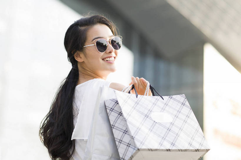 东方人,成年人,头发,一个人,笑,微笑,露齿笑,横图,室外,白天,购物,度假,时尚,快乐,幸福,消费,美景,城市风光,城市,建筑,商场,北京,中国,亚洲,仅一个年轻女性,仅一个女性,仅一个人,握,包,景观,购物袋,扭头,注视,娱乐,现代,背面,太阳镜,观察,看,站着,转头,享受,休闲,景色,放松,活力,零售,握着,金融,摄影,生活方式,观看,女装,后背,察看,享乐,都市风光,购买,关注,选购,贸易,东亚,血拼,年轻女性,女人,女性,亚洲人,中国人,年轻人,休闲活动,半身,彩图,欢乐,bj175