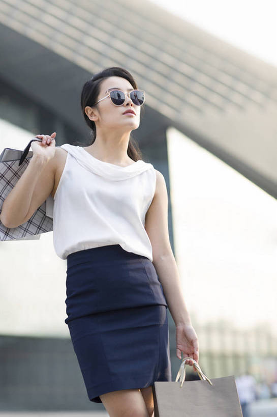 东方人,成年人,头发,一个人,微笑,竖图,室外,白天,正面,裙子,购物,度假,时尚,快乐,幸福,消费,美景,城市风光,城市,建筑,商场,北京,中国,亚洲,仅一个年轻女性,仅一个女性,仅一个人,握,包,景观,购物袋,娱乐,现代,太阳镜,站着,享受,休闲,景色,放松,活力,零售,握着,金融,摄影,生活方式,女装,享乐,都市风光,购买,选购,贸易,东亚,血拼,年轻女性,女人,女性,亚洲人,中国人,年轻人,休闲活动,彩图,欢乐,bj175