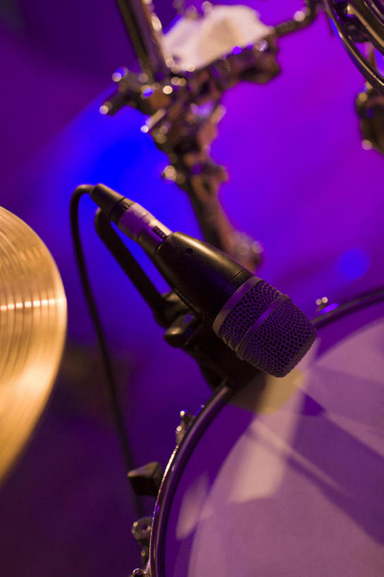 无人,舞台,竖图,室内,特写,夜晚,时尚,静物,北京,中国,亚洲,鼓,乐器,音乐,娱乐,现代,休闲,摄影,部分,麦克风,扩音器,东亚,爵士鼓,彩图,舞台灯光,bj175