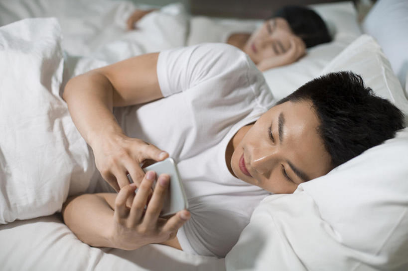 东方人,成年人,两个人,丈夫,妻子,家,横图,室内,白天,正面,爱情,互联网,技术,床,卧室,城市,建筑,手机,北京,中国,亚洲,连接,握,房屋,公寓,浪漫,联系,T恤,休闲装,现代,枕头,看,温暖,温馨,短袖,恩爱,握着,恋人,摄影,生活方式,和睦,侧卧,午夜,住房,简单,发短信,房地产,网上冲浪,家居服,棉被,智能手机,东亚,陪同,无线电技术,陪伴,上网,男人,男性,年轻男性,年轻女性,女人,女性,亚洲人,中国人,年轻人,情侣,沟通,睡觉,躺着,半身,彩图,伴侣,融洽,伴随,bj175