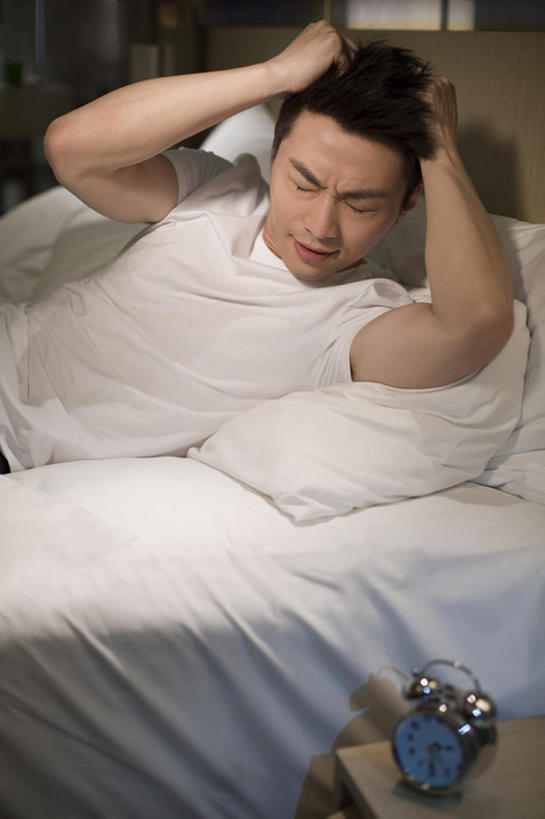 东方人,成年人,一个人,家,摸,竖图,室内,白天,正面,床,卧室,城市,建筑,闹钟,北京,中国,亚洲,仅一个男性,仅一个人,抚摸,生气,房屋,公寓,T恤,休闲装,现代,仅一个年轻男性,枕头,疲倦,皱眉,短袖,抓,摄影,生活方式,头痛,疾病,疲劳,午夜,住房,简单,疲惫,房地产,问题,家居服,困乏,棉被,东亚,计时工具,疲乏,挫败,委顿,疲困,疲顿,疲钝,倦怠,怠倦,黑眼圈,男人,男性,年轻男性,亚洲人,中国人,年轻人,闭着眼睛,触摸,接触,躺着,仰卧,半身,彩图,闷闷不乐,失眠症,bj175