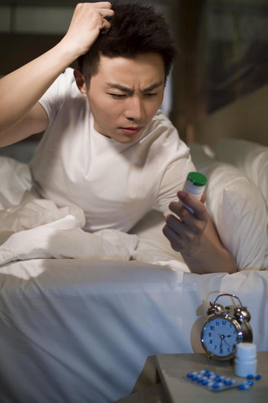 东方人,成年人,一个人,家,摸,竖图,室内,白天,正面,床,卧室,城市,建筑,闹钟,北京,中国,亚洲,仅一个男性,仅一个人,抚摸,药,生气,药瓶,房屋,公寓,T恤,休闲装,胶囊,现代,仅一个年轻男性,枕头,疲倦,皱眉,短袖,抓,摄影,生活方式,头痛,疾病,疲劳,午夜,住房,简单,疲惫,房地产,问题,家居服,困乏,棉被,东亚,计时工具,疲乏,挫败,委顿,疲困,疲顿,疲钝,倦怠,怠倦,黑眼圈,男人,男性,年轻男性,亚洲人,中国人,年轻人,触摸,接触,躺着,半身,彩图,闷闷不乐,失眠症,bj175