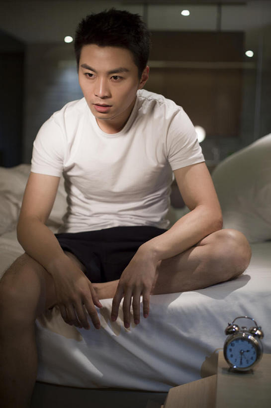 东方人,成年人,一个人,家,竖图,室内,白天,正面,床,卧室,城市,建筑,闹钟,北京,中国,亚洲,仅一个男性,仅一个人,短裤,房屋,公寓,T恤,休闲装,现代,仅一个年轻男性,枕头,疲倦,短袖,摄影,生活方式,疾病,疲劳,午夜,住房,简单,疲惫,房地产,问题,家居服,困乏,棉被,东亚,计时工具,疲乏,挫败,委顿,疲困,疲顿,疲钝,倦怠,怠倦,黑眼圈,男人,男性,年轻男性,亚洲人,中国人,年轻人,坐着,彩图,失眠症,bj175