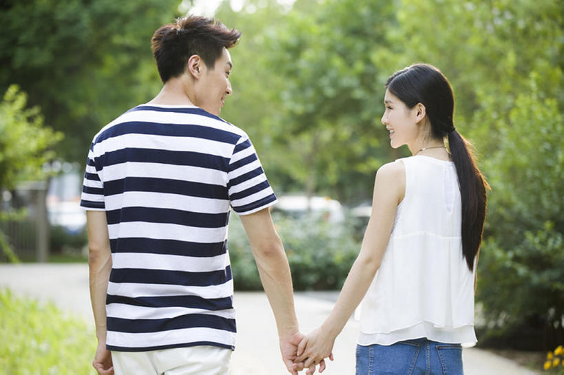 东方人,成年人,两个人,丈夫,妻子,笑,微笑,露齿笑,横图,室外,白天,爱情,快乐,幸福,植物,北京,中国,亚洲,并排,浪漫,T恤,休闲装,现代,树,背面,绿色,夏天,站着,休闲,温暖,温馨,面对面,短袖,恩爱,放松,亲密,约会,恋人,摄影,生活方式,后背,和睦,享乐,东亚,陪同,陪伴,男人,男性,年轻男性,年轻女性,女人,女性,亚洲人,中国人,年轻人,情侣,休闲活动,步行,手牵手,彩图,爱,欢乐,伴侣,融洽,伴随,bj175