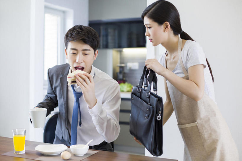 果汁,东方人,成年人,两个人,家庭,丈夫,妻子,商务人士,家庭主妇,商务男性,家,吃,横图,室内,白天,正面,衬衫,爱情,吃饭,家务,商务,早餐,餐桌,桌子,杯子,椅子,北京,中国,亚洲,喝,握,准备,竹制,套装,正装,包,公文包,围裙,饭厅,房屋,公寓,鸡蛋,粥,三明治,食品,领带,饮品,浪漫,T恤,休闲装,穿,饮食,餐饮,食物,饮料,盘子,碗,站着,张嘴,职业,温暖,温馨,一家人,恩爱,亲密,握着,恋人,摄影,生活方式,协助,和睦,竹制品,关爱,可口,紧急,桔子汁,房地产,商务装,家居服,张大嘴巴,工薪阶层,东亚,健康食物,陪同,适口,陪伴,寿司帘,寿司席,寿司竹,寿司竹卷,寿司竹席,男人,男性,年轻男性,年轻女性,女人,女性,亚洲人,中国人,年轻人,情侣,白领,上班族,张开嘴,坐着,半身,彩图,衬衣,伴侣,融洽,办公室职员,过期,伴随,bj175