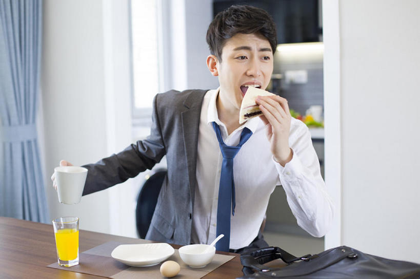 果汁,咖啡,东方人,成年人,一个人,商务人士,商务男性,家,吃,横图,室内,白天,正面,衬衫,西装,吃饭,商务,早餐,餐桌,桌子,杯子,北京,中国,亚洲,仅一个男性,仅一个人,喝,握,竹制,套装,正装,包,公文包,饭厅,房屋,公寓,鸡蛋,粥,三明治,食品,领带,饮品,穿,饮食,餐饮,食物,饮料,仅一个年轻男性,盘子,碗,张嘴,职业,握着,摄影,生活方式,竹制品,可口,紧急,桔子汁,房地产,商务装,张大嘴巴,工薪阶层,东亚,一套,适口,寿司帘,寿司席,寿司竹,寿司竹卷,寿司竹席,男人,男性,年轻男性,亚洲人,中国人,年轻人,白领,上班族,张开嘴,坐着,半身,彩图,衬衣,办公室职员,过期,bj175