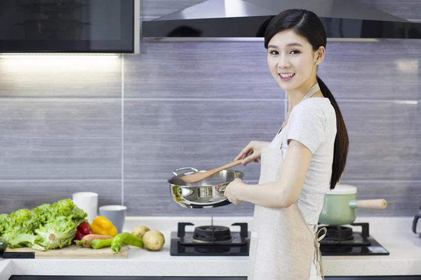 东方人,成年人,一个人,家庭,家庭主妇,家,笑,微笑,露齿笑,横图,室内,白天,侧面,家务,烹饪,中餐,快乐,幸福,厨房,辣椒,蔬菜,北京,中国,亚洲,仅一个年轻女性,仅一个女性,仅一个人,握,准备,新鲜,围裙,房屋,灶台,公寓,青椒,炒菜,肉,料理,食品,T恤,勺,扭头,注视,休闲装,猪肉,小炒肉,菜肴,美食,肉类,食物,观察,看,站着,转头,做,休闲,温暖,温馨,一家人,中式,握着,摄影,佳肴,有机食品,绿色食品,生活方式,观看,中华料理,和睦,察看,享乐,关注,清新,房地产,五花肉,川菜,家居服,肉食,抽油烟机,东亚,辣角,红海椒,大椒,辣虎,广椒,豚肉,菜椒,四川菜,肋条肉,三层肉,年轻女性,女人,女性,亚洲人,中国人,年轻人,烹调用具,甜椒,柿子椒,辣子,红辣椒,海椒,番椒,灯笼椒,烹调,彩图,欢乐,融洽,bj175