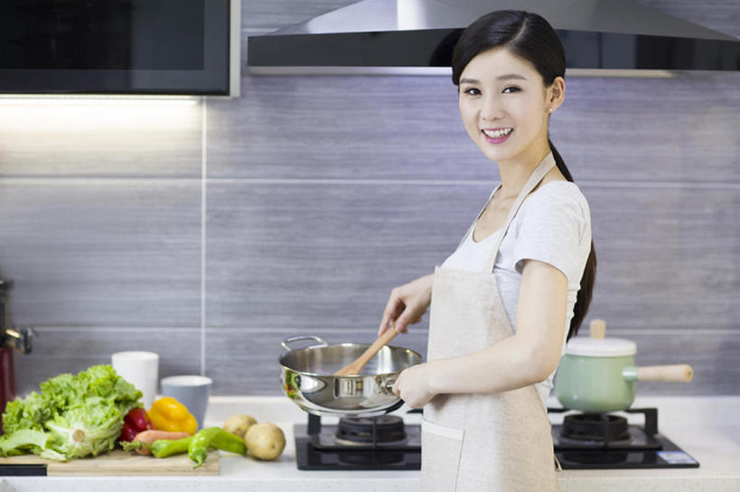 东方人,成年人,一个人,家庭,家庭主妇,家,笑,微笑,露齿笑,横图,室内,白天,侧面,家务,烹饪,中餐,快乐,幸福,厨房,辣椒,蔬菜,北京,中国,亚洲,仅一个年轻女性,仅一个女性,仅一个人,握,准备,新鲜,围裙,房屋,灶台,公寓,青椒,炒菜,肉,料理,食品,T恤,勺,扭头,注视,休闲装,猪肉,小炒肉,菜肴,美食,肉类,食物,观察,看,站着,转头,做,休闲,温暖,温馨,一家人,中式,握着,摄影,佳肴,有机食品,绿色食品,生活方式,观看,中华料理,和睦,察看,享乐,关注,清新,房地产,五花肉,川菜,家居服,肉食,抽油烟机,东亚,辣角,红海椒,大椒,辣虎,广椒,豚肉,菜椒,四川菜,肋条肉,三层肉,年轻女性,女人,女性,亚洲人,中国人,年轻人,烹调用具,甜椒,柿子椒,辣子,红辣椒,海椒,番椒,灯笼椒,烹调,彩图,欢乐,融洽,bj175