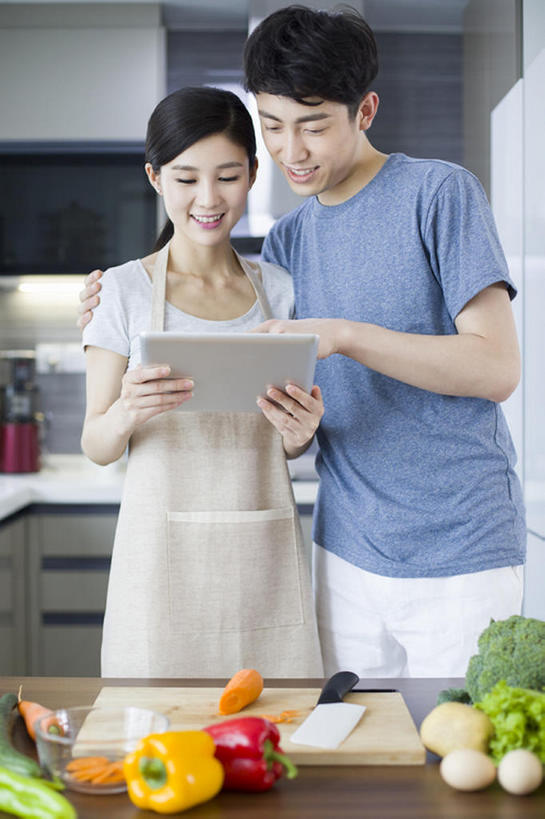 东方人,成年人,两个人,家庭,丈夫,妻子,家庭主妇,家,笑,微笑,露齿笑,竖图,室内,白天,正面,爱情,家务,快乐,幸福,电脑,笔记本电脑,互联网,技术,厨房,桌子,胡萝卜,辣椒,蔬菜,椰菜,金属制品,北京,中国,亚洲,握,准备,并排,网络,金属,工具,围裙,房屋,公寓,鸡蛋,食品,案板,刀具,浪漫,T恤,休闲装,通讯设备,黄色,红色,刀,看,站着,做,休闲,温暖,温馨,一家人,恩爱,亲密,搭,握着,恋人,摄影,有机食品,生活方式,和睦,便利,无线,享乐,搭着,清新,菜刀,房地产,通信设备,无线网络,网上冲浪,家居服,无线上网,便携式电脑,彩椒,平板电脑,东亚,健康食物,陪同,辣角,红海椒,大椒,辣虎,广椒,切菜刀,无线电技术,陪伴,手提电脑,男人,男性,年轻男性,年轻女性,女人,女性,亚洲人,中国人,年轻人,情侣,烹调用具,甜椒,柿子椒,辣子,海椒,番椒,灯笼椒,烹调,说话,彩图,欢乐,伴侣,融洽,伴随,bj175