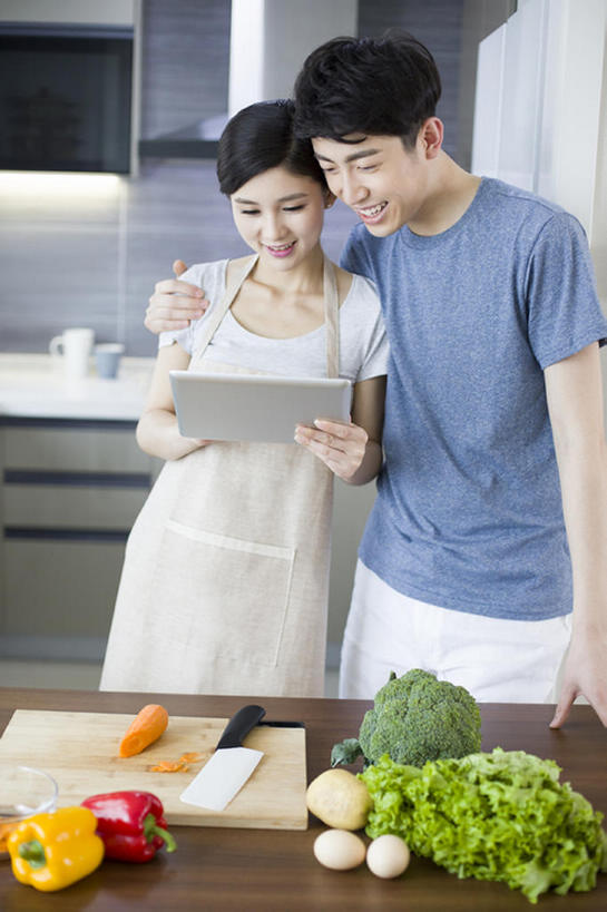 东方人,成年人,两个人,家庭,丈夫,妻子,家庭主妇,家,笑,微笑,露齿笑,竖图,室内,白天,正面,爱情,家务,快乐,幸福,电脑,笔记本电脑,互联网,技术,厨房,桌子,胡萝卜,辣椒,蔬菜,椰菜,金属制品,北京,中国,亚洲,握,准备,并排,网络,金属,工具,围裙,房屋,公寓,鸡蛋,食品,案板,刀具,浪漫,T恤,休闲装,通讯设备,黄色,红色,刀,看,站着,做,休闲,温暖,温馨,一家人,恩爱,亲密,搭,握着,恋人,摄影,有机食品,生活方式,和睦,便利,无线,享乐,搭着,清新,菜刀,房地产,通信设备,无线网络,网上冲浪,家居服,无线上网,便携式电脑,彩椒,平板电脑,东亚,健康食物,陪同,辣角,红海椒,大椒,辣虎,广椒,切菜刀,无线电技术,陪伴,手提电脑,男人,男性,年轻男性,年轻女性,女人,女性,亚洲人,中国人,年轻人,情侣,烹调用具,甜椒,柿子椒,辣子,海椒,番椒,灯笼椒,烹调,说话,彩图,欢乐,伴侣,融洽,伴随,bj175