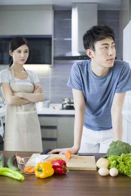 东方人,成年人,两个人,家庭,丈夫,妻子,家庭主妇,家,双手交叉,竖图,室内,白天,正面,爱情,家务,厨房,桌子,胡萝卜,黄瓜,辣椒,蔬菜,金属制品,北京,中国,亚洲,准备,生气,冲突,金属,工具,围裙,房屋,公寓,鸡蛋,食品,案板,刀具,浪漫,T恤,休闲装,饮食,黄色,红色,刀,站着,做,休闲,温暖,温馨,一家人,恩爱,愤怒,恋人,摄影,有机食品,生活方式,恼怒,悲伤,和睦,双手抱胸,愤慨,伤心,难过,怒气,气愤,发怒,怒火,清新,菜刀,房地产,问题,家居服,情绪,脾气,彩椒,东亚,健康食物,辣角,红海椒,大椒,辣虎,广椒,忿怒,怨恨,强烈,悲哀,切菜刀,哀痛,悲戚,悲痛,气忿,愤恨,肝火,激动,认真,男人,男性,年轻男性,年轻女性,女人,女性,亚洲人,中国人,年轻人,情侣,烹调用具,甜椒,柿子椒,辣子,海椒,番椒,灯笼椒,烹调,争论,彩图,伴侣,融洽,闷闷不乐,bj175