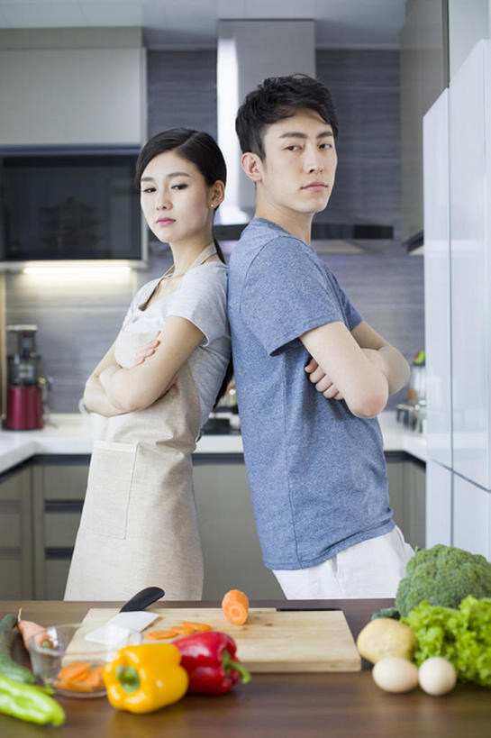 东方人,成年人,两个人,家庭,丈夫,妻子,家庭主妇,家,双手交叉,竖图,室内,白天,侧面,爱情,家务,厨房,桌子,胡萝卜,黄瓜,辣椒,蔬菜,金属制品,北京,中国,亚洲,准备,生气,冲突,金属,工具,围裙,房屋,公寓,鸡蛋,食品,案板,刀具,浪漫,T恤,休闲装,饮食,黄色,红色,刀,站着,做,休闲,温暖,温馨,一家人,恩爱,背对背,愤怒,恋人,摄影,有机食品,生活方式,恼怒,悲伤,和睦,双手抱胸,愤慨,伤心,难过,怒气,气愤,发怒,怒火,清新,菜刀,房地产,问题,家居服,情绪,脾气,彩椒,东亚,健康食物,辣角,红海椒,大椒,辣虎,广椒,忿怒,怨恨,强烈,悲哀,切菜刀,哀痛,悲戚,悲痛,气忿,愤恨,肝火,激动,认真,男人,男性,年轻男性,年轻女性,女人,女性,亚洲人,中国人,年轻人,情侣,烹调用具,甜椒,柿子椒,辣子,海椒,番椒,灯笼椒,烹调,争论,彩图,伴侣,融洽,闷闷不乐,bj175
